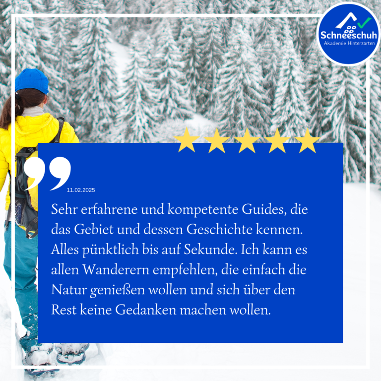 Schneeschuhwanderin in gelber Jacke