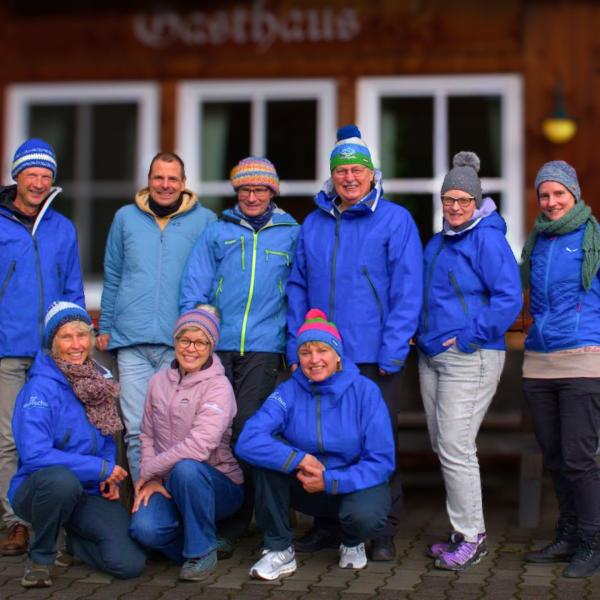 Gruppe Wanderführer vor Hütte