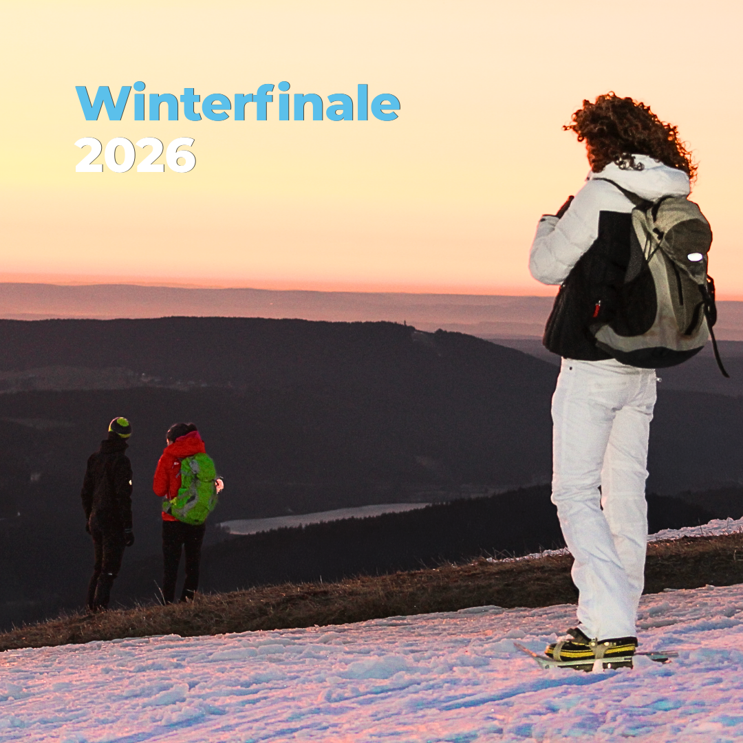 Schneeschuhwanderer am Berg bei Sonnenaufgang