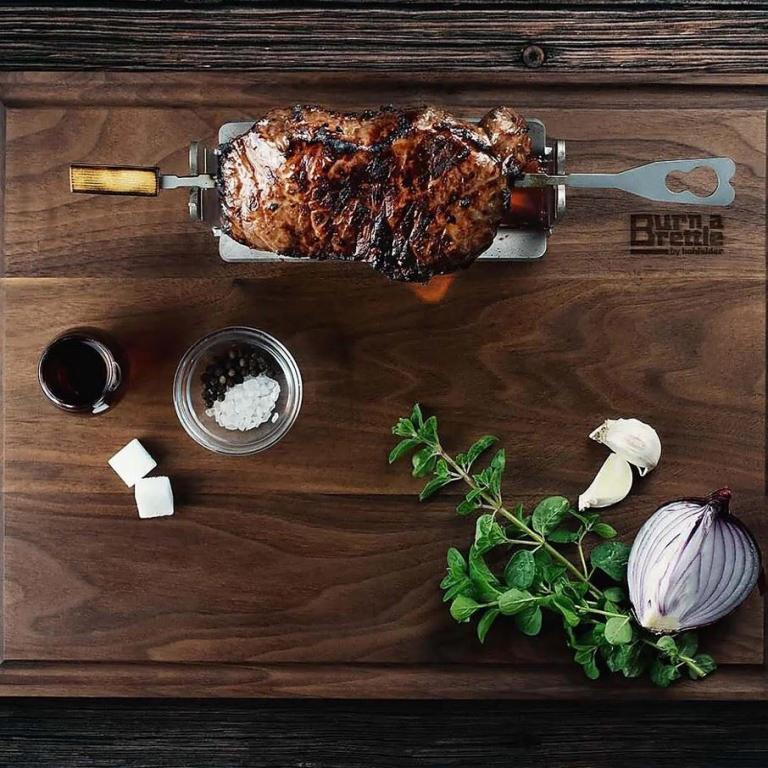 Grillsteak auf Holztisch