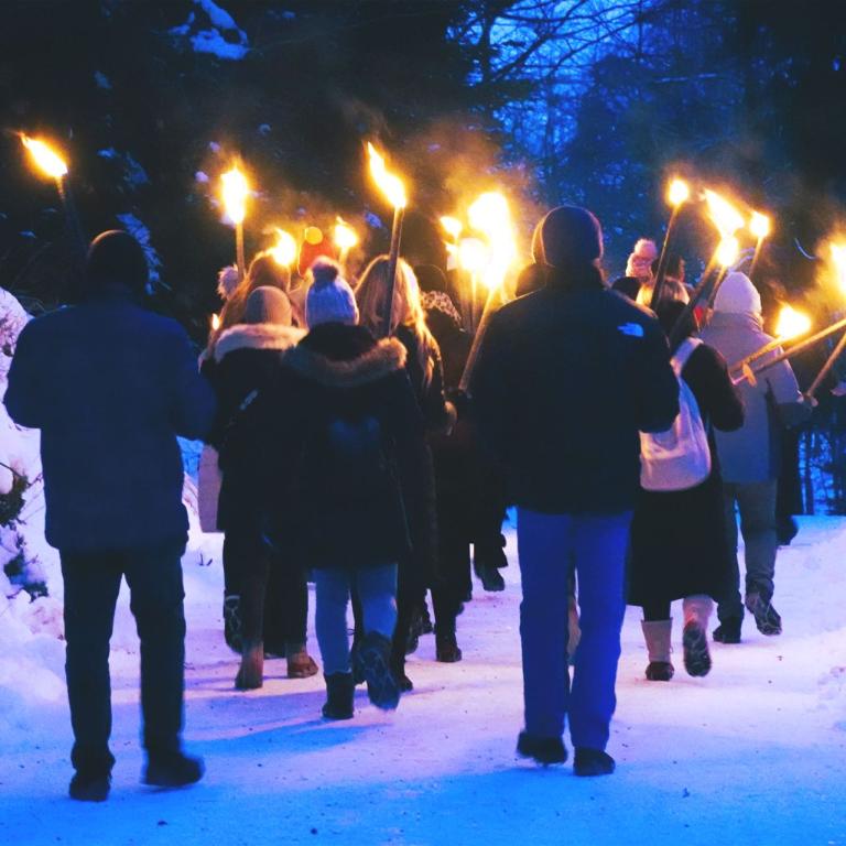Gruppe bei geführter Fackelwanderung mit Fondue im Schwarzwald