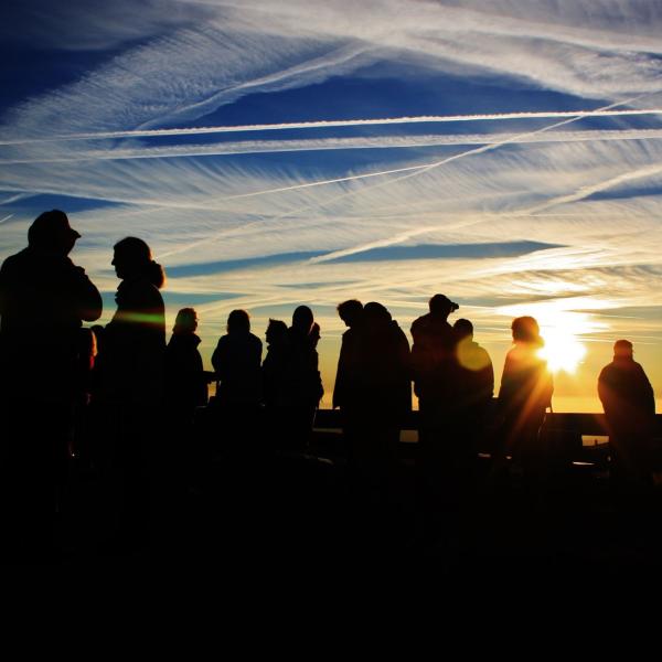 Gruppe im Sonnenaufgang Gegenlicht